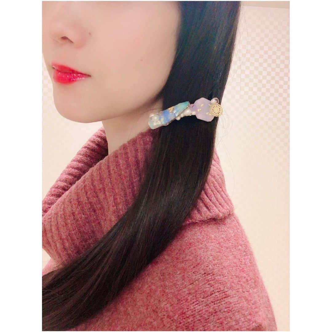 花柳まり草さんのインスタグラム写真 - (花柳まり草Instagram)「2020.10.19 【幸せを噛み締める①】 今日はとっても幸せな1日でした✨  いつも大変お世話になっている先生方や皆様に、とあるお仕事でお目にかかることができました😌💖 この様な状況下ですので、人様とお会いしたくてもお会いできる機会が減っております…。  短い時間ではありましたが、尊敬する皆様がお元気そうでとても嬉しかったです。 勉強になる、ありがたい時間を過ごさせて頂きました。  お仕事の内容はまた皆様にお話しできる機会が来ると思いますので、その際はまたぜひ宜しくお願い申し上げます。  それだけではなく、今日は小さい幸せが沢山あったんです✨  沢山の宝物に出逢うことができました🎁  まずはこちらのアクセサリー。 お昼のお仕事の後から次のお仕事に向かう合間、たまたま通りかかったビルの地下でとても綺麗な彼女たちを発見・・・！ この世に一つ、作家の方が丹精込めて作られた、宇宙みたいにキラキラしたバレッタ💫 本物の紫陽花から作られた、色も形も美しいイヤリング💠  とても美しいのはもちろん、作家の皆様が彼女達を大切に作られたことを感じたので、迷うことなく購入してしまいました。  《その2に続く！》  ーーーーーーーーーーーーーーー 小さな幸せを見つけた時、私は殊の外大きい声で「幸せだー幸せだー」と呟く様に心がけています。  「幸せポイント」の貯金です。  基本的に「神経質な能天気」というか「ポジティブな根暗」なので、結構幸せだなぁと思う瞬間は多いです。  が、生きていれば「私は今、幸せからは程遠いところにいる。うぅぅ」って落ち込む時だって勿論あります。  でも、自分の生涯の幸せたちと不幸たちをみんなそれぞれ足算して、その総量を見た時に「幸せポイント」の方がちょっとでも多かったらいいな〜って思います。  長い目で見れば、ある一時に感じた不幸は、将来の幸福に向かうための踏み台だったりしますしね。 ぎゃむばる。  いつもの様に話があらぬ方向にそれましたが笑、とにかく、今日は幸せな1日でした！！！  感謝💖✨  #東急プラザ銀座 #アクセサリー #accessory  #laneige さんの紫陽花アクセサリー（ @laneige_yk ） #raindancerainvoice さんの水彩画モチーフアクセサリー（ @shirokumaking ）  #日本舞踊家 #日本舞踊  #舞台 #芸術 #習い事 #踊り  #着物 #kimono #宝塚 #宝塚歌劇団 #宝塚og #花柳まり草 #me  #art #art_of_japan #dance #japanesedance #japanesedancer #kimono #fashion #takarazuka #love #marikusahanayagi」10月19日 20時41分 - marikusa.hanayagi