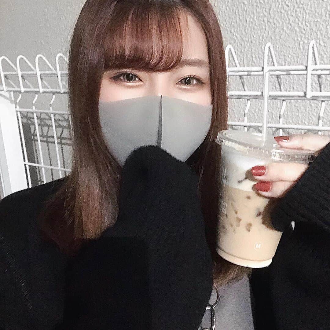 郷杏樹のインスタグラム：「. PITAA?メガネ曇らない☁️ ネイルはネイルホリック BR311 カラコンはメルシェのシャーベットグレー . . もう少ししたらYouTubeで生配信します！」