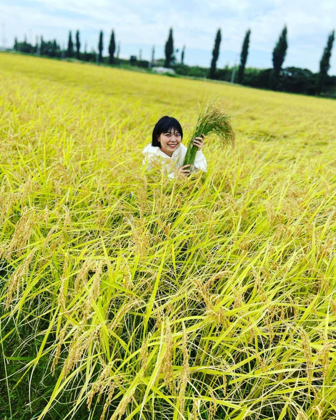 Negiccoさんのインスタグラム写真 - (NegiccoInstagram)「﻿ ﻿ 田んぼの中にMegu。」10月19日 20時54分 - negicco_official