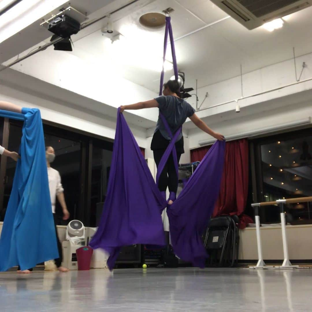 佐々木みえさんのインスタグラム写真 - (佐々木みえInstagram)「#aerialyoga #aerialsilks #aerial #aerialdance #aerialtricks #aerialist #aerialnation #体幹 #自分磨き #柔軟 #core #継続は力なり #練習 #トレーニング #training #workout #筋トレ #ダイエット #ワークアウト #好奇心 #大事 #空中」10月19日 20時49分 - ruby.sasamin