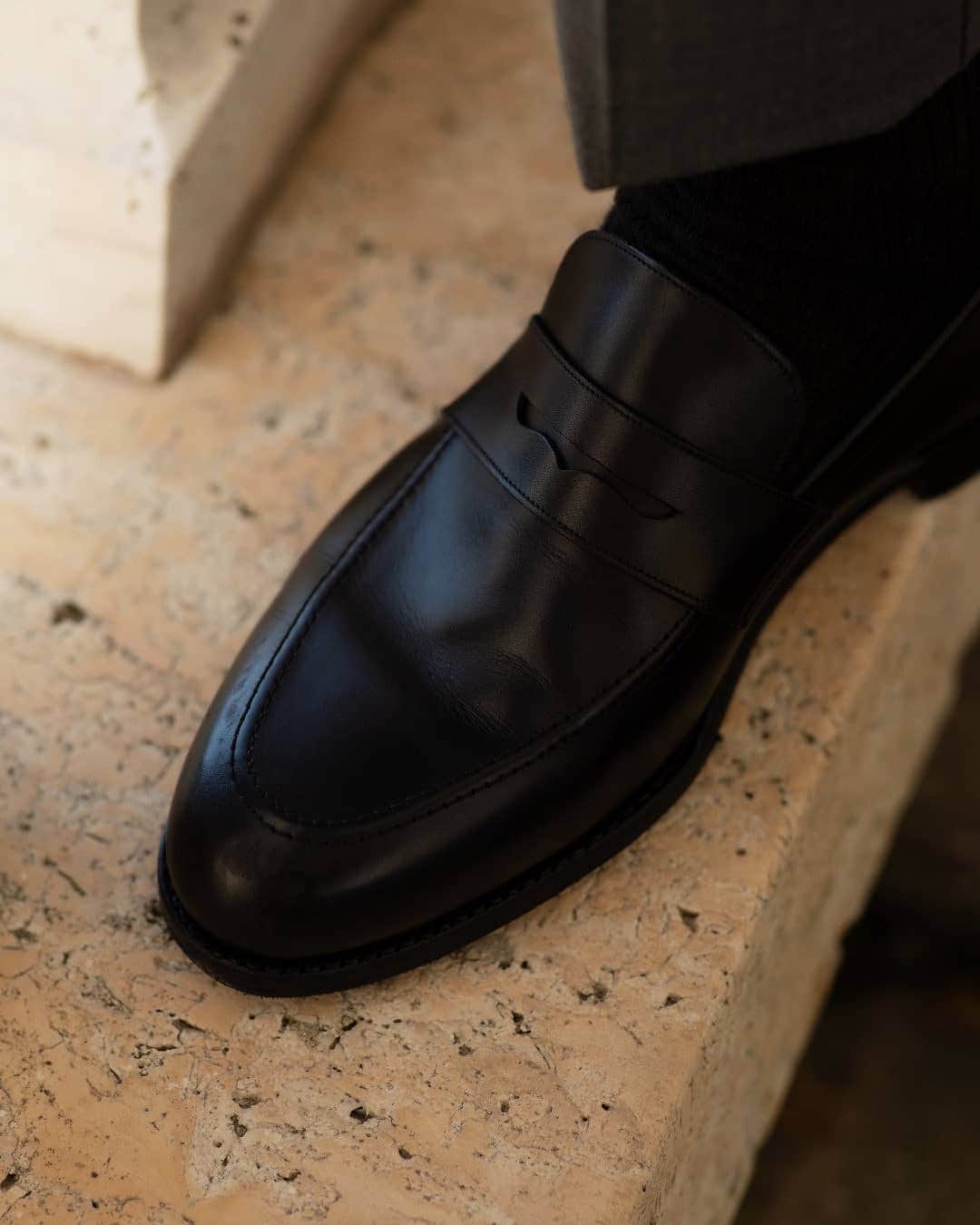 ハケットのインスタグラム：「Whatever this week has in store for you,  put your best foot forward and tackle each day with style. @fabianlueck #STAYHackett」