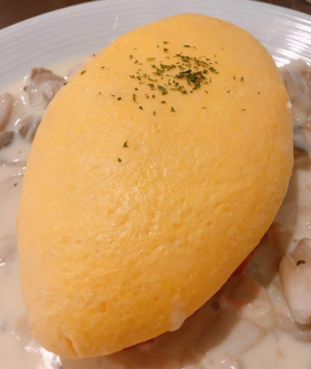 のインスタグラム：「オムライス大好きで何軒も行ってるんですが今回たんぽぽオムライスを一部紹介😊 . どのお店も見た目だけじゃ無く美味しいので良かったら素敵なオムオム巡りを😋❤️ . 更に詳しい情報はオムライスのまとめや#オムオム巡り　で😊 .——————————————————— 📍1枚目は春日駅から徒歩A2分にある#レストランツムラ　さんのキノコクリームソースのオムライス😊 . ＜価格＞ 税抜1500円。 . .——————————————————— 📍2枚目は立川駅から徒歩5分にある#ビストロサイトウ　さんのふわとろオムライス😊 . ＜価格＞ 1100円 . .——————————————————— 📍3枚目は東銀座駅から徒歩3分にある#喫茶you さんのオムライス😊 . ＜価格＞ 1300円。 . .——————————————————— 📍4枚目は五反田駅から徒歩10分にある#エンジェルフェイクレガーメ  さんのふわふわオムライス😍 . ＜価格＞ 1000円。 . .——————————————————— 📍5枚目は浦和駅から徒歩5分にある#cafeuwaito さんのチーズ入りオムライス😊 . ＜価格＞ 1242円 . ———————————————————  以上になります😊✨ . まだ沢山行っているのでまたまとめます❤️」