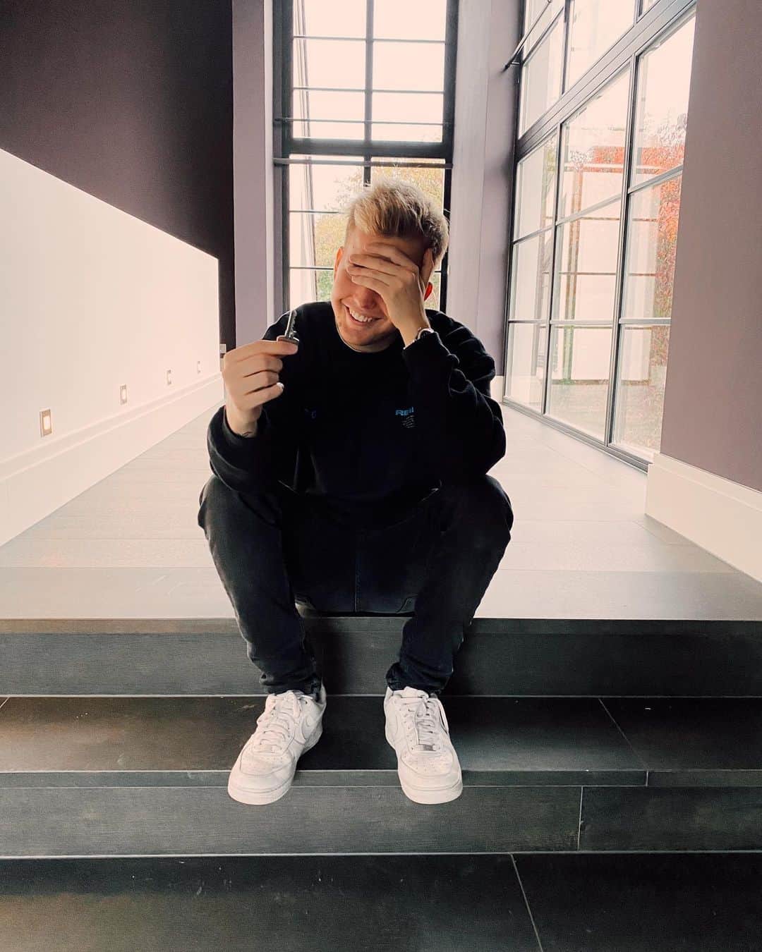 Kayefのインスタグラム：「Gestern war es soweit 🔑 Die Schlüssel zu meinem eigenen absoluten Traumhaus ❤️ Einfach ein unfassbares Gefühl, wirklich! Ich bin so krass dankbar, das ist alles bei weitem nicht selbstverständlich. Letztes Jahr um diese Zeit war ich voller Selbstzweifel, wusste nicht wohin ich will und ob der Weg den ich fahre der richtige ist. Aber genau das hat mich geformt. Ich bin in den letzten Monaten so viel selbstbewusster, glücklicher und mutiger geworden und freue mich einfach, dass ich das hier alles erleben darf 😍 Lasst eure Träume nie aus den Augen, arbeitet dran, in kleinen Stücken und der Rest kommt ganz von alleine sobald der da oben findet dass ihr bereit seid 🙌🏻 Vielen Dank für alles, ihr seid die besten❤️」