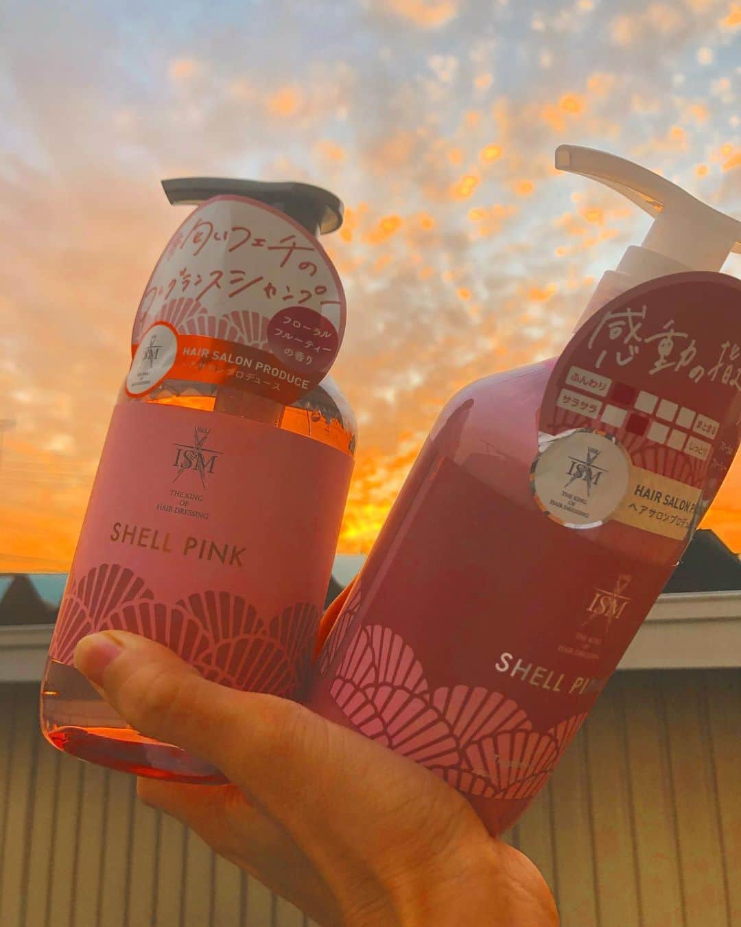 古澤未来のインスタグラム：「シャンプーの質問多かったので載せます🌺🌴 リニューアルしたISMサロンクオリティーシャンプーとトリートメントです🥺👏 サロン店頭でも全国のドン・キホーテさんで購入できるからドンキで追加！笑  わたしは女の子らしいピンク🌺なんだけど他のも試したいなー！   #ISMサロンクオリティー #ヘアケア #シャンプー #トリートメント」