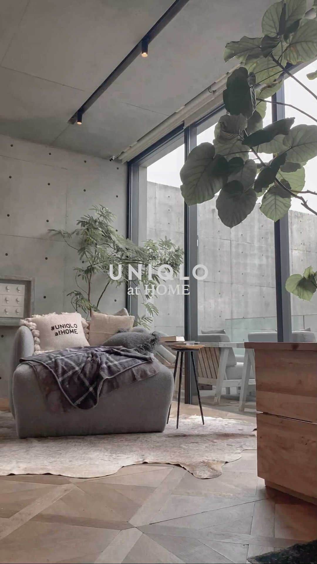 影山可蓮のインスタグラム：「・ ・ UNIQLO  at HOME 📖 @uniqlo  ・  ・ ユニクロパジャマ、丈も長くて高見え可愛いのしってた？😛🤍 てことでリール作ってみました🛏 ・ ・ 🏷 #レーヨンサテンパジャマ  NAVY M ・ ・ ・  #ユニクロ #uniqlo  #ユニクロパジャマ #UNIQLOatHOME  #uniqlo2020fw  #uniqlo_karen  #ユニ女  @uniqlo_ginza  #outfit #ootd  #instafashion #fashion  #シンプル #コーデ #コーディネート #今日のコーデ #私服  #ユニクロ #ユニクロコーデ」