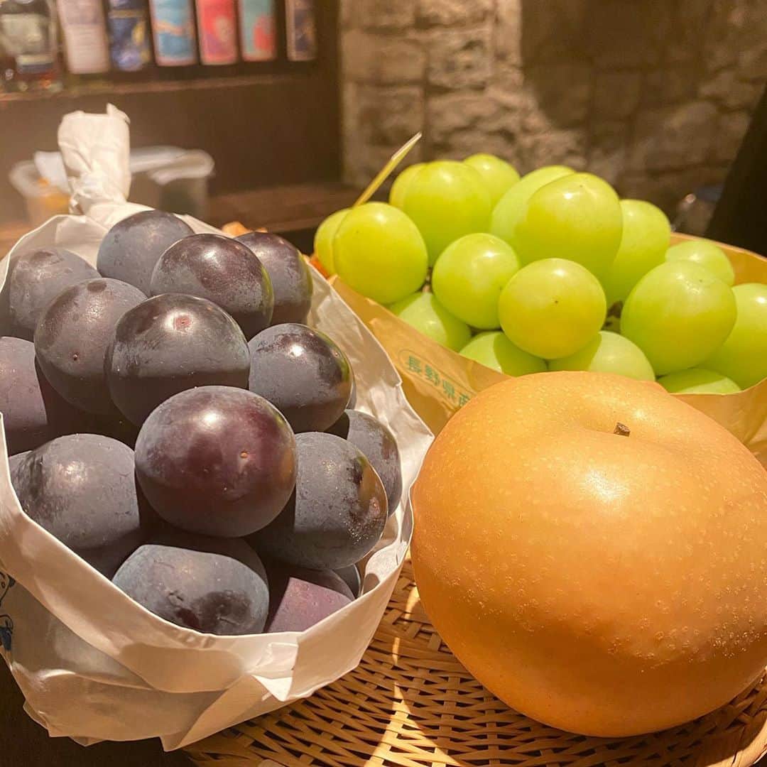 のインスタグラム：「秋はどこいきましたか〜🍁？ 岡山はおいしいフルーツがいっぱいだよ🥰 今月4箱分ぐらいはピオーネにシャインマスカット食べまくってる💕 #食欲の秋」