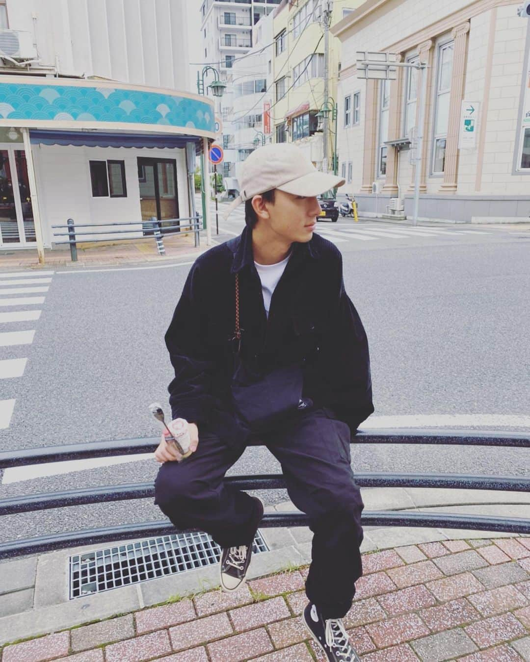 西澤連さんのインスタグラム写真 - (西澤連Instagram)「昨日久々に何もなくて 友達と熱海行ってきて 熱海プリンを頑張って映えさせようとしてるミスターです。 めちゃ楽しかった！  #4コマ漫画 #ポチざわ #とてもたのしかった  #とても美味しかった  #熱海プリン」10月19日 20時55分 - agu_mr205