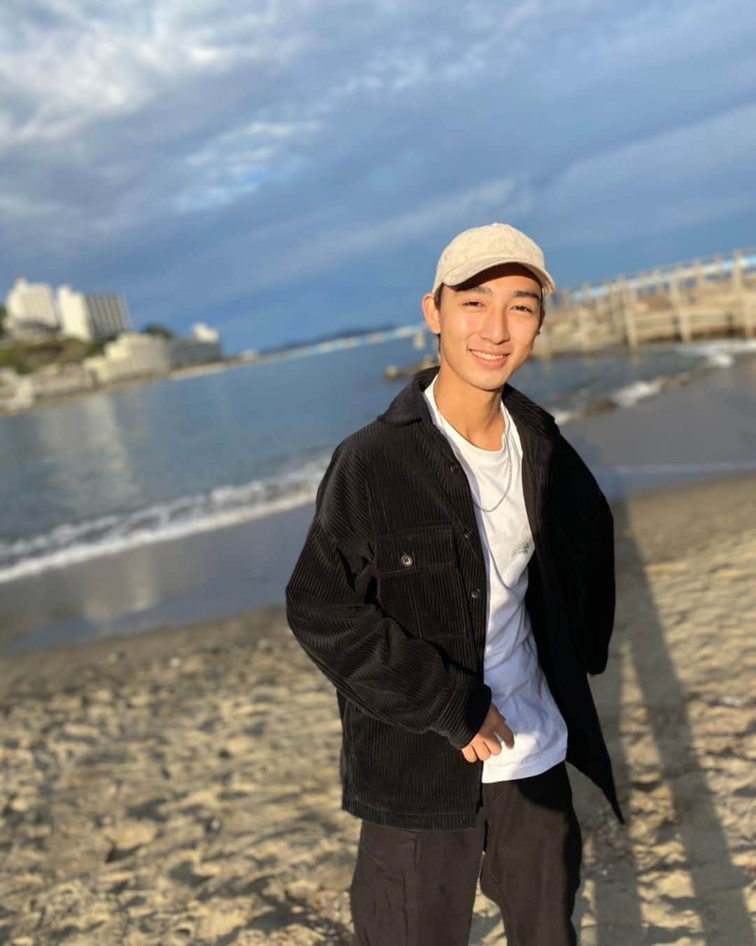 西澤連さんのインスタグラム写真 - (西澤連Instagram)「昨日久々に何もなくて 友達と熱海行ってきて 熱海プリンを頑張って映えさせようとしてるミスターです。 めちゃ楽しかった！  #4コマ漫画 #ポチざわ #とてもたのしかった  #とても美味しかった  #熱海プリン」10月19日 20時55分 - agu_mr205