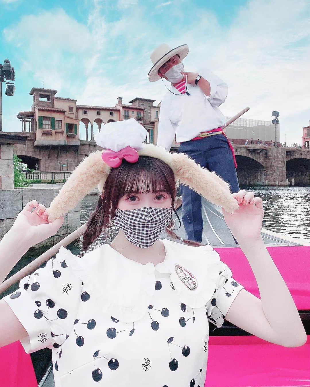 のインスタグラム：「先日、私の誕生日当日にママハムと2人で約９ヶ月ぶりのディズニーシーへ行ってきました✨ . 写真はベネチアンゴンドラに乗ってる時に撮ったんだけど、キャストさんが映り込んでくれてた！笑 . ママハムも先月誕生日だったからディズニーシーのチケットをプレゼントしたの！というのも、ママハムにどうしてもソアリンファンタスティックフライトに乗ってもらいたかったの✈︎💓ママハムも乗ったら感動してました！私はまた感動で泣いてしまった…！笑 素敵な誕生日になりました〜💓 . #ディズニー #ディズニーシー #ディズニーコーデ #アイドル　#コーディネート　#japanesegirl 　#coordinate #fashion #instalike #instagram #instagood #instafashion #instapic #instalove #waltdisneyworld #waltdisney #disneysea」