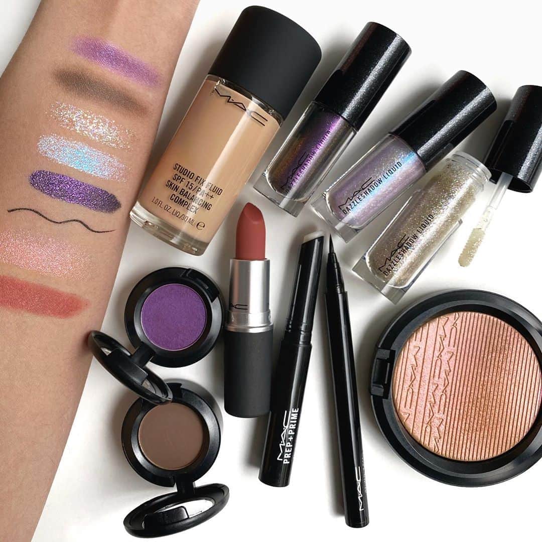 M∙A∙C Cosmetics Japanのインスタグラム：「本日の『LISA(BLACKPINK) @lalalalisa_m のメイクルックHOW TO』の#MACインスタライブ で使用した製品はこちらです👇 With @rumikoikedaharrismakeup @masam1101 @lie_0203 #MACLOVESLISA ㅤ ご視聴いただいた皆さま、有難うございました✨まだの方はIGTVからぜひご覧くださいませ。 今後もLISAの様々なサプライズ情報や店頭・公式オンラインショップでのプロモーション情報をお楽しみに💖 ㅤ 【ライブ使用製品】 (メイクルックは画像2、3枚目をチェック👉) ＊FACE ☑︎スタジオ フィックス フルイッド SPF 15 セミマット肌→170ブラシ ツヤ肌→159ブラシ ☑︎エクストラ ディメンション スキンフィニッシュ: ショー ゴールド→240ブラシ  ㅤ ＊LIPS ☑︎M·A·C プレップ プライム リップ ☑︎パウダー キス リップスティック: マル イット オーバー ㅤ ＊EYES ☑︎スモール アイシャドウ: エスプレッソ→217ブラシ ダーク ルーム→212ブラシ ☑︎ダズルシャドウ リキッド:  パンサータイズド、 ダイヤモンド クランブルズ、 ノット アフレイド トゥ スパークル →全て208ブラシを使用 ☑︎ブラシストローク ライナー: ブラシ ブラック  ㅤ  ㅤ 【公式オンラインショップ限定特典】 初回ご購入のお客様へ10% OFFクーポンをプレゼント（クーポンコードwelcome） ㅤ #MACPowderkiss #MACパウダーキス #MACCosmeticsJapan #MACCosmetics #MAC #MACコスメ #マックコスメ #コスメ#コスメ紹介#コスメ好き#コスメレポ #化粧品 #デパコス #コスメ部 #コスメマニア #メイク好き#メイク道具#美容大好き#美容好き#メイクプロセス#トレンドメイク#秋メイク#メイクテク#ツヤ肌#ツヤ肌メイク#MACリップ#リップ#アイシャドウ」