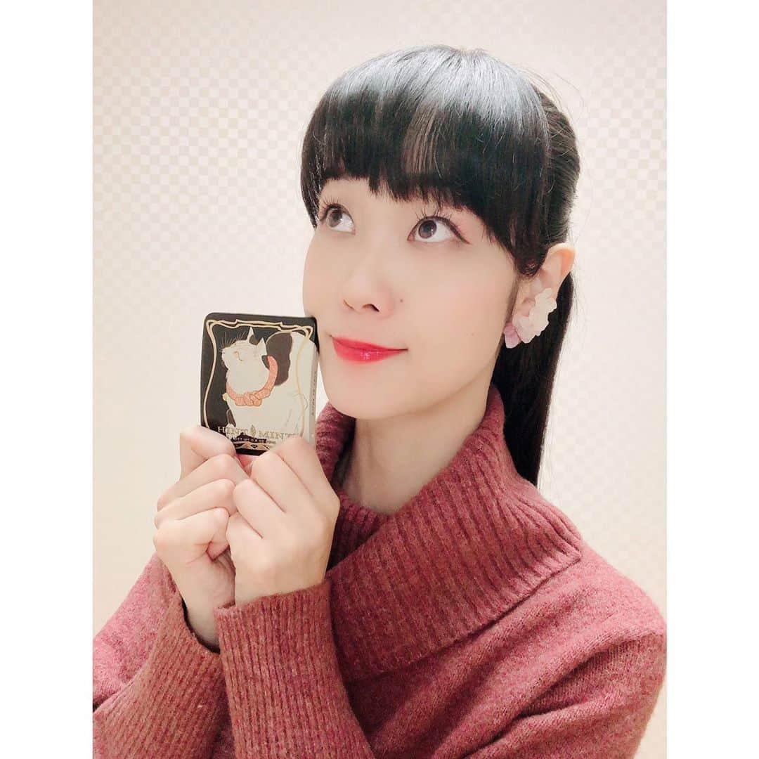 花柳まり草さんのインスタグラム写真 - (花柳まり草Instagram)「2020.10.19 【幸せを噛み締める②】 今日はとっても幸せな1日でした✨  いつも大変お世話になっている先生方や皆様に、とあるお仕事でお目にかかることができました😌💖 この様な状況下ですので、人様とお会いしたくてもお会いできる機会が減っております。 短い時間ではありましたが、尊敬する皆様がお元気そうでとても嬉しかったです。 勉強になる、ありがたい時間を過ごさせて頂きました。  お仕事の内容はまた皆様にお話しできる機会が来ると思いますので、その際はまたぜひ宜しくお願い申し上げます。  それだけではなく、他にも小さい幸せが沢山あったんです✨  沢山の宝物に出逢うことができました🎁  ーーーーーーーーーーーーーーー 《前回の続き↓》  一番手前のこちら… 「ハッ！」と目に飛び込んできて、迷うことなく連れて帰る！と決めました笑 ちょっと「こまっしゃくれた」ニャンコさん。 中にはミントタブレットが入っています。  極め付け、家に帰りましたらAmazonさんで注文した本が📕 私が尊敬してやまない、泉鏡花様の「註文帳・白鷺」が届いておりました。 よだれ垂らしながら読もうと思います。  小さな幸せを見つけた時、私は殊の外大きい声で「幸せだー幸せだー」と呟く様に心がけています。  「幸せポイント」の貯金です。  基本的に「神経質な能天気」というか「ポジティブな根暗」なので、結構幸せだなぁと思う瞬間は多いです。  が、生きていれば「私は今、幸せからは程遠いところにいる。うぅぅ」って落ち込む時だって勿論あります。  でも、自分の生涯の幸せたちと不幸たちをみんなそれぞれ足算して、その総量を見た時に「幸せポイント」の方がちょっとでも多かったらいいな〜って思います。  長い目で見れば、ある一時に感じた不幸は、将来の幸福に向かうための踏み台だったりしますしね。 ぎゃむばる。  いつもの様に話があらぬ方向にそれましたが、とにかく、今日は幸せな1日でした！！！  感謝しております💖✨  #読書 #bookstagram #本  #泉鏡花 さま #猫グッズ  #日本舞踊家 #日本舞踊  #舞台 #芸術 #習い事 #踊り  #着物 #kimono #宝塚 #宝塚歌劇団 #宝塚og #花柳まり草 #me  #art #art_of_japan #dance #japanesedance #japanesedancer #kimono #fashion #takarazuka #love #marikusahanayagi」10月19日 21時00分 - marikusa.hanayagi