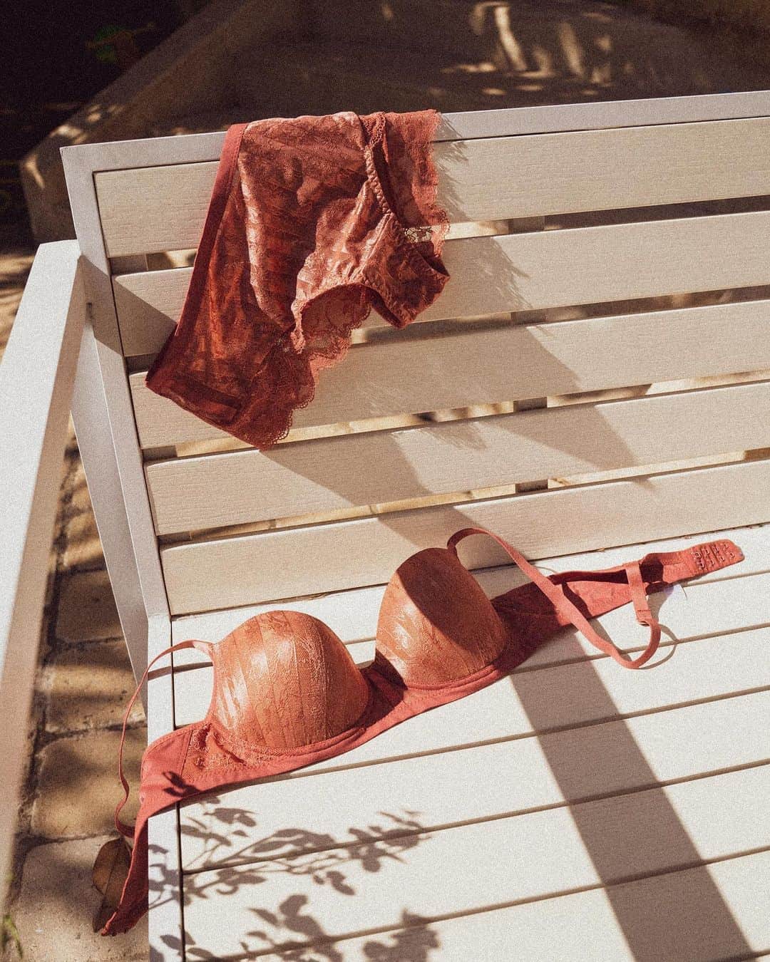 レジャビーのインスタグラム：「Instants volés —— stolen moments #pasdedeux #maisonlejaby #lingerie #dentelle #lace #satin #douceur #softness」