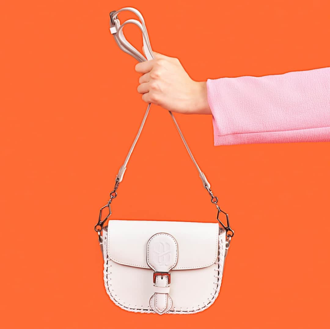 のインスタグラム：「ANOTHER WEEK, ANOTHER HANDBAG CRUSH ❤️ #schutzbohemian」