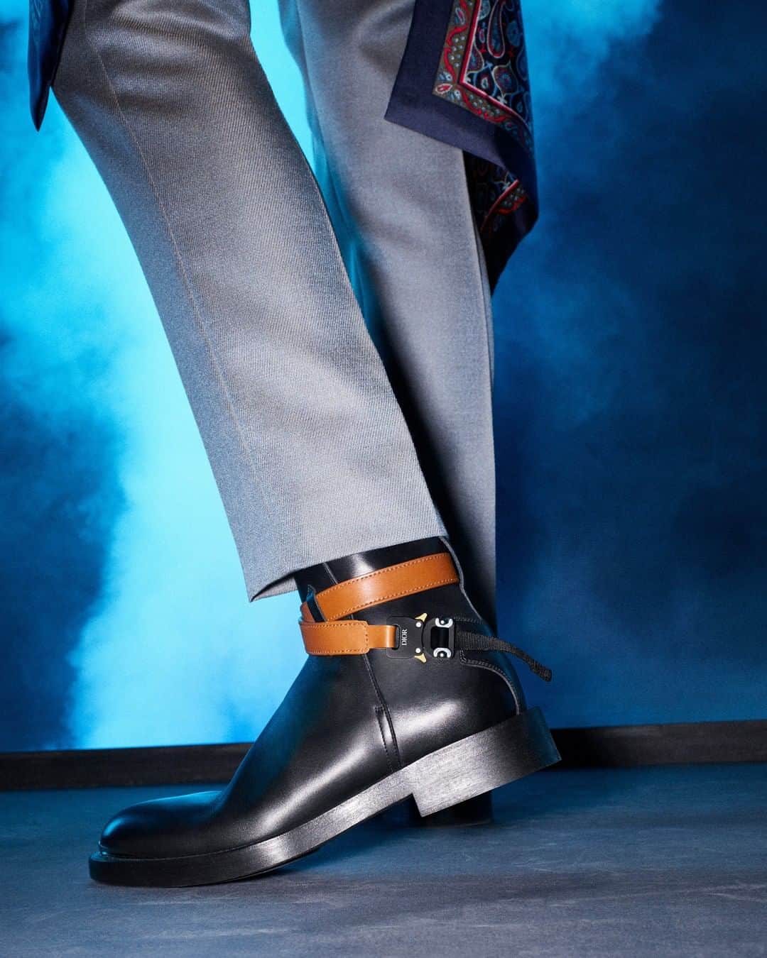クリスチャンディオールさんのインスタグラム写真 - (クリスチャンディオールInstagram)「Make the 'CD1' sneaker - a reinterpretation of the classic running shoe by @MrKimJones - a staple of your #DiorWinter20 wardrobe, and swipe to discover the jodphur-inspired ankle boots for adding a touch of modernity and elegance to your look. Browse this season's must-have footwear styles in your nearest Dior boutique or the House's website via link in bio. © Steven Meisel」10月19日 21時00分 - dior