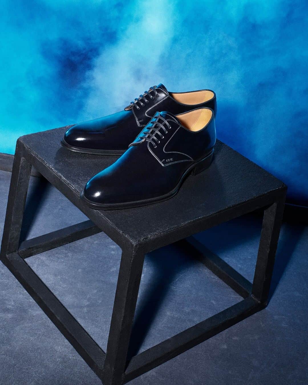 クリスチャンディオールさんのインスタグラム写真 - (クリスチャンディオールInstagram)「Make the 'CD1' sneaker - a reinterpretation of the classic running shoe by @MrKimJones - a staple of your #DiorWinter20 wardrobe, and swipe to discover the jodphur-inspired ankle boots for adding a touch of modernity and elegance to your look. Browse this season's must-have footwear styles in your nearest Dior boutique or the House's website via link in bio. © Steven Meisel」10月19日 21時00分 - dior