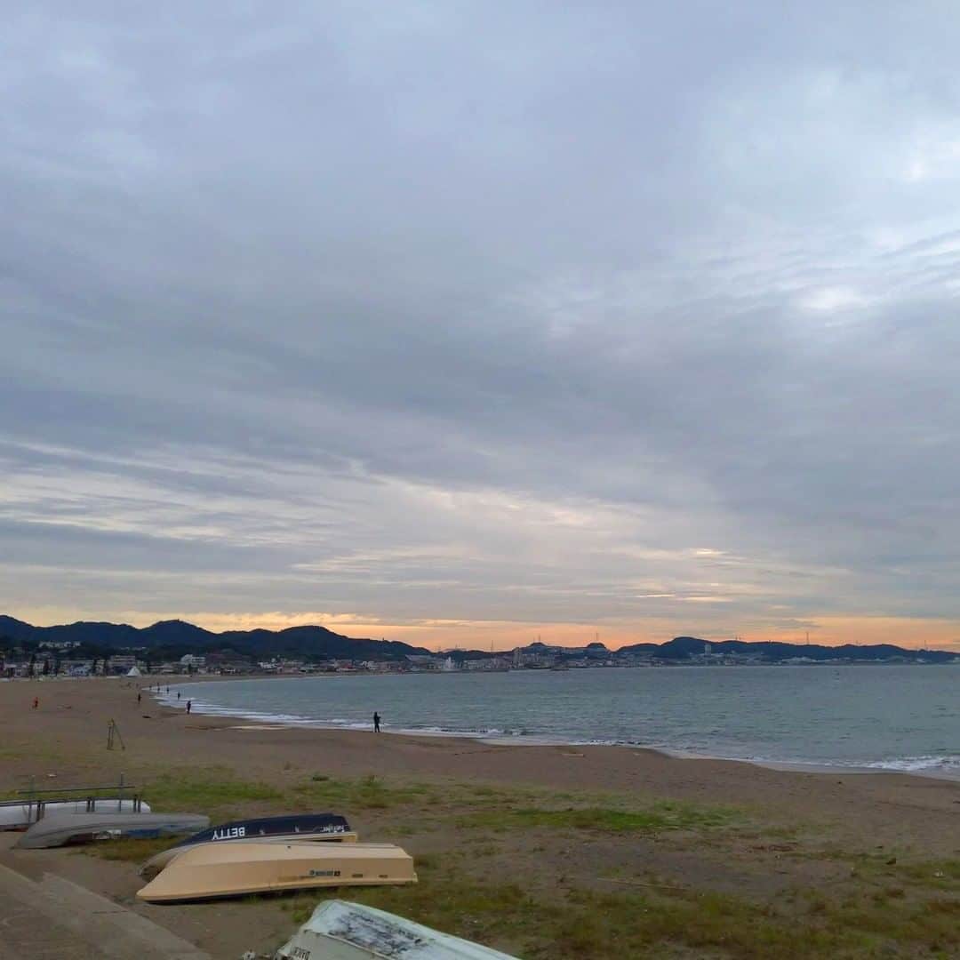のインスタグラム：「今朝の三浦海岸。 曇りですが、隙間から見える朝焼けがきれいでした。  今朝は釣りをしている人が多かったような気がしますが、何か魚がたくさん釣れる日なのかな？  #朝日 #朝焼け #日の出 #東京湾 #朝焼けの空 #朝焼けハンター #サンライズ #朝陽 #早朝 #釣り #海釣り #釣り人 #田舎の風景 #今朝の風景 #sunrise #スローライフ #テレワーク #移住 #田舎暮らし #igで繋がる空 #二拠点生活 #移住生活 #移住計画 #三浦 #マホロバ #三浦半島 #maholovaminds #マホロバマインズ #三浦海岸 #マホロバマインズ三浦」