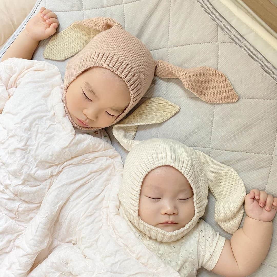 mamagirl ママガールさんのインスタグラム写真 - (mamagirl ママガールInstagram)「﻿ 愛おしい…💕うさ耳ボンネットを被ったベビー＆キッズたち🐰🥕﻿ ﻿ つい被らせたくなっちゃう動物のボンネット👒﻿ 特にうさ耳は人気ですよね😊❤﻿ ﻿ これからの寒い季節にぜひGETして下さい♩﻿ ﻿ photo by @enaaa0104 @akkoto_makko @keroppii.15 @__harukaze @f_baby2.6 ﻿ 素敵なお写真をありがとうございます😊💕﻿ ﻿ 『ママガール』ではオシャレも子育ても楽しみたいママさんに向けて発信中✨﻿ ﻿ @mamagirl_jp や #mamagirl のタグ付けをして下さった投稿からも紹介しております。﻿ 是非、タグ付けやハッシュタグをつけて投稿してみてください🌷﻿ ﻿ ﻿ #うさ耳ボンネット #うさ耳帽子 #うさみみ帽子 #ボンネット #赤ちゃん写真 #ベビー写真 #赤ちゃんフォト #ベビーフォト #ベビスタグラム #新米ママ #新米ママと繋がりたい #親バカ部 #親バカ #子育て記録 #育児記録 #赤ちゃんのいる暮らし #赤ちゃんのいる生活 #ママと繋がりたい #ママさんと繋がりたい #ママ友募集 #インスタベビー #べびすたぐらむ #子育てグラム #ママカメラ #ママカメラ部 #ママカメラマン」10月19日 21時01分 - mamagirl_jp