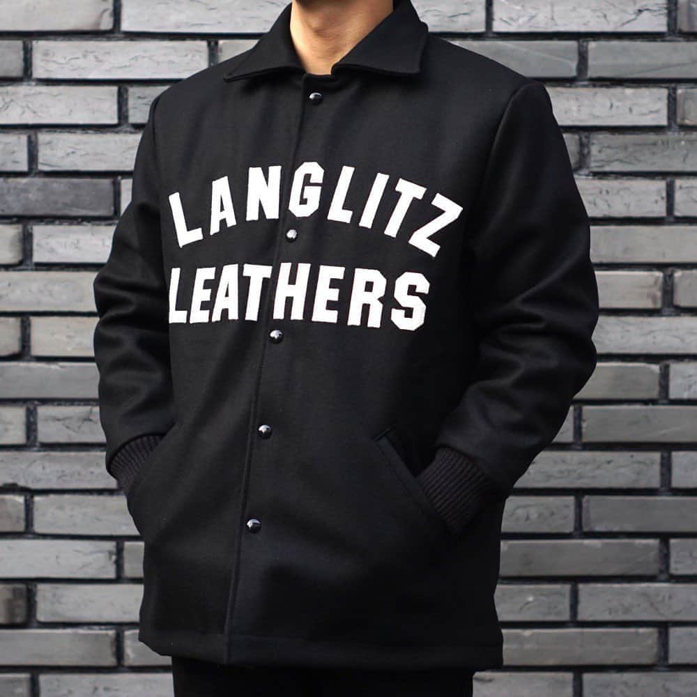 ウェスコさんのインスタグラム写真 - (ウェスコInstagram)「. Langlitz Leathers×DEHEN "Wool Jacket"入荷!!  Langlitz LeathersがDEHENに別注をかけた"Wool Jacket"が入荷しました!! 形はいわゆる「カーコート」をベースに、身頃前後にブロック体のレタリングを施したクラシカルなデザイン。 ボディにはDEHENのVarsity Jacketなどに用いられるヘビーオンスのウールメルトンを採用し、キルティング入りのライニングや袖先の厚手のリブなど、防寒性に富んだ仕様になっています！ 秋冬のアウターとしてはもちろん、バイクなどでも重宝するでしょう！ WESCO大阪店、オンラインショップにて販売しているので是非ご覧ください！  #langlitzleathers #dehen #wooljacket #langlitz #1947 #dehen1920 #heavyweight #melton #portland #oregon #usa #madeinusa #wescojapan #wescoosaka」10月19日 21時01分 - wesco_japan