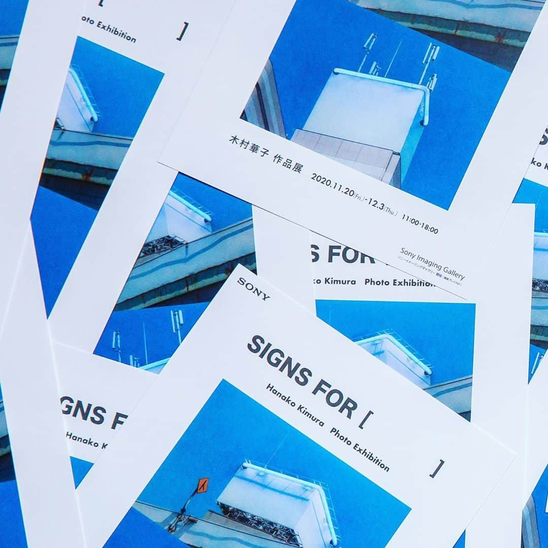 のインスタグラム：「【木村華子 個展のお知らせ】 "SIGNS FOR [ ]" 会期:2020.11/20(金) ‒ 12/3(木) 会場:ソニーイメージングギャラリー銀座 open 11:00〜18:00 会期中無休・入場無料 作家在廊期間11/20-23、11/28-30 ・ 11月20日〜12月3日まで銀座プレイス6階の、 ソニーイメージングギャラリーにて大型作品12点を一挙公開する個展を開催します。 今回出展するシリーズ"SIGNS FOR [ ]"のメインテーマは「意味があること/ないこと」の間のグレーゾーン。 また、それらがひとつのものの中に同時に成立するということと、遍く物事というものは「存在意義がある/ ない」に全く関わらず、 「ただ存在しているから存在しているのだ」ということを核に据えています。 ・ 新型コロナの影響で4月開催が延期されておりましたが、 ようやくこのタイミングで実施できる運びとなり大変有難く思っています。 UNKNOWN ASIA2018でグランプリを獲得した２年前よりも、 今の状態下でこそ作品の持つ力を一層強く引き出すことができるのではないかと感じています。 11/20-23と11/28-30は在廊予定ですので、是非お越しください。 (とは言え、まだまだ感染は終息しておりませんのでご無理はなさらず!!) ・ ・ ・ #photography #photo #photographer #photooftheday #art #artofinstagram #contemporaryart #fineart #fineartphotography #blue #neon #neonsign #sony #ginza #instaart #artist #ig_art #sonyimaginggallery #gallery #tokyo #現代アート #アート #銀座 #ソニー #写真 #現代美術 #展示 #個展 #ギャラリー #木村華子」