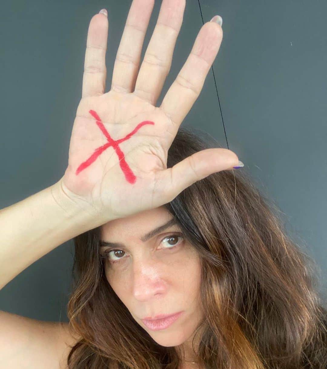 Giovanna Antonelliのインスタグラム：「A Campanha Sinal Vermelho, foi criada contra a Violência Doméstica! Vcs conhecem? Um fenômeno triste aconteceu na pandemia , o número de denúncias caiu, não porque deixaram  de acontecer, mas porque mulheres passaram a ter dificuldade pra denunciar!!!Por isso essa Campanha Foi criada ... e com um gesto simples (um X vermelho na palma da mão ) podemos mostrar silenciosamente a um atendente nas farmácias e ele discretamente vai chamar a polícia e o atendimento será feito para proteger a vítima e seus filhos.  A juíza @renatagilamb , uma mulher extraordinária e uma das idealizadoras da campanha, hoje me dará o privilégio de bater um papo com a gente aqui no meu insta!!!Ainda com a participação mais que especial também, da Juíza Domitila Manssur. Imperdível!!!  Vamos nos ajudar mulheres. Todas juntas. Sempre.  #sinalvermelho」