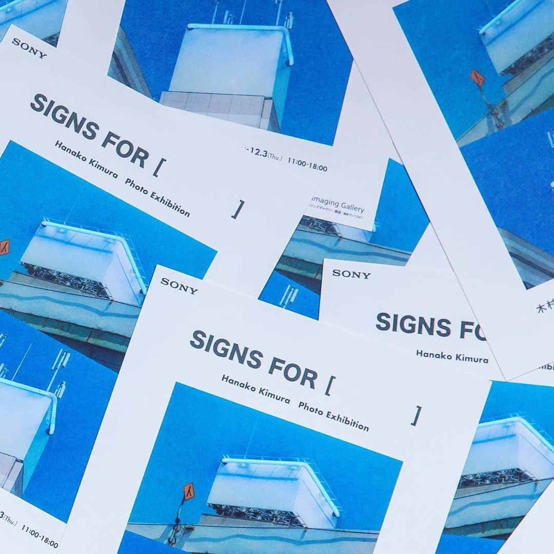 のインスタグラム：「【木村華子 個展のお知らせ】 "SIGNS FOR [ ]" 会期:2020.11/20(金) ‒ 12/3(木) 会場:ソニーイメージングギャラリー銀座 open 11:00〜18:00 会期中無休・入場無料 作家在廊期間11/20-23、11/28-30 ・ 11月20日〜12月3日まで銀座プレイス6階の、 ソニーイメージングギャラリーにて大型作品12点を一挙公開する個展を開催します。 今回出展するシリーズ"SIGNS FOR [ ]"のメインテーマは「意味があること/ないこと」の間のグレーゾーン。 また、それらがひとつのものの中に同時に成立するということと、遍く物事というものは「存在意義がある/ ない」に全く関わらず、 「ただ存在しているから存在しているのだ」ということを核に据えています。 ・ 新型コロナの影響で4月開催が延期されておりましたが、 ようやくこのタイミングで実施できる運びとなり大変有難く思っています。 UNKNOWN ASIA2018でグランプリを獲得した２年前よりも、 今の状態下でこそ作品の持つ力を一層強く引き出すことができるのではないかと感じています。 11/20-23と11/28-30は在廊予定ですので、是非お越しください。 (とは言え、まだまだ感染は終息しておりませんのでご無理はなさらず!!) ・ ・ ・ #photography #photo #photographer #photooftheday #art #artofinstagram #contemporaryart #fineart #fineartphotography #blue #neon #neonsign #sony #ginza #instaart #artist #ig_art #sonyimaginggallery #gallery #tokyo #現代アート #アート #銀座 #ソニー #写真 #現代美術 #展示 #個展 #ギャラリー #木村華子」