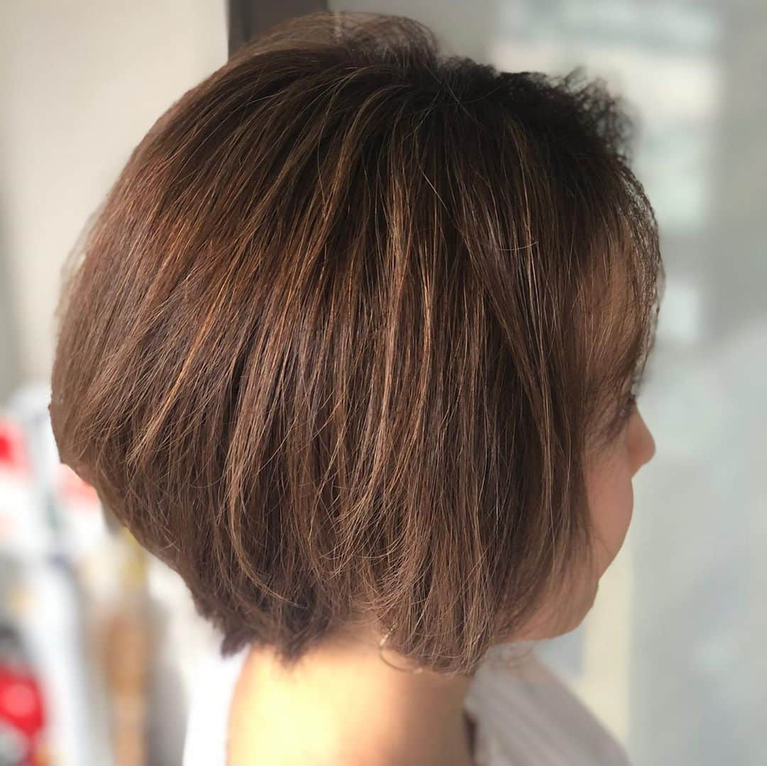 関口未来さんのインスタグラム写真 - (関口未来Instagram)「@leveragenewyork 💇‍♀️ お気づきの方もいらっしゃるかとおもいますが、1ヶ月ほど前に、数年ぶりのハイライトをいれました✨ 秋だしおしゃれしたい❣️ 特にどこに行くとかもないけど、髪の毛で遊びたいなとおもって思い切りガツンと‼️明るくなりました😛  日に日に色が抜けて行っているので、かなり明るいです❤︎ 秋冬は洋服の色が暗めになるからちょうどいい🥰  かなり細くハイライトを入れてくださったの🥰 そしてカットはあまりせず、ボブに伸ばせるように整えていただきました❣️ おかげで最近やっと、少しヘアアレンジができるようにわーい💜  いつもわがままオーダーを聞いてくださってありがとうございます！  #leveragenewyork  #leveragenewyork広尾  #リバレッジ広尾  #広尾 #広尾美容院 #美容院 #ヘアサロン  #aujuaトリートメント  #aujua #hairsalon  #メンテナンス #美容 #美容好きな人と繋がりたい  #産後ママ  #ショートボブ #ショートカット #新米ママ #新米ママと繋がりたい  #美容オタクさんと繋がりたい  #男の子ママと繋がりたい  #男の子ママ #フォロワー募集中  #カラー #トリートメント #2020ヘアスタイル  #ハイライト #産後抜け毛 #産後7ヶ月　 #イメチェン」10月19日 21時07分 - miki.sekiguchi_x