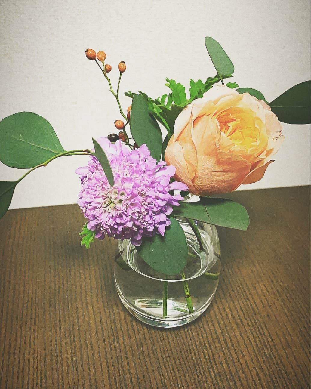 峯村沙紀さんのインスタグラム写真 - (峯村沙紀Instagram)「💐 なんか無性にお花が欲しかった☺️💕 そーゆー時ありますか☺︎？ 部屋が少しだけ華やかにっ✨  #花のある暮らし  #花 #峯村日記」10月19日 21時07分 - minemuuuno.insta