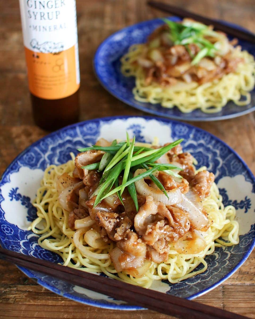 のインスタグラム：「いただいた#乳酸ジンジャー で、生姜焼きをカリッと焼いた麺に絡ませて食べる焼きそばレシピを考えてみたよ👩‍🍳 最初はあんかけにしようと思っていたのだけれど、いざあんかけにしてみると生姜焼き感が薄れてしまったので、とろみをつけて絡ませるくらいがいいなと思って調整。 美味しくできたから作ってみてほしいな😉 ・ 【#とろみ生姜焼き焼きそば 】 ・ ●材料(2人分)● 焼きそば麺 2玉 豚コマ切れ肉 200g 玉ねぎ 2個 ごま油 大さじ1 ★乳酸ジンジャー 大さじ2 ★酒 大さじ2 ★醤油 大さじ3 ◯片栗粉 大さじ1 ◯水 大さじ3 万能ねぎ 1本 ブラックペッパー 適量 ●作り方● ①ボウルに★を全て入れて混ぜ合わせ、豚コマ切れ肉を加えてしっかり揉み込む。玉ねぎは皮をむいて縦半分に切り、切り口を下にして寝かせ、繊維に垂直に6〜7mm幅に切る。 ②焼きそば麺は袋まま600Wの電子レンジで1袋につき1分加熱する(2袋だと2分)。フライパンを弱めの中火にかけ、ごま油ひき、麺を入れて軽くほぐしたら2分は触らずに焼き、だいたい上下を返して更に2分焼き、お皿に盛る。 ③②のフライパンにサラダ油小さじ1程度(分量外)を足し、玉ねぎを入れて軽く炒める。玉ねぎを端に寄せ、空いた場所で①のお肉を炒める(漬け汁はボウルに残す)。お肉の色が変わったら玉ねぎと炒め合わせる。 ④ボウルに残った漬け汁に、◯の材料を足してよく混ぜ、③のフライパンに加えてとろみがつくまで加熱し、火を止める。 ⑤麺の上に④をのせ、ブラックペッパーを振る。万能ねぎを切って添える。できあがり。 ・ 乳酸ジンジャーに黒糖が入っているから、砂糖やみりんを加えなくても、甘さとコクがしっかり。 カリッとした麺にとろみのある生姜焼きが絡んで、本当に美味しい😋 簡単で美味しいから、#在宅楽飯 でもいける🙌 先に麺をお皿に盛るので少し冷めるけれど、とろみのある生姜焼きが熱々なので、混ぜて食べるとちょうどいいよ😎 自分的に生姜焼きの玉ねぎは繊維を断つ切り方なんだけど(甘く感じる)、そこはお好みの切り方で大丈夫！ ・ 乳酸ジンジャーのすごいポイントは、 ◎熱にも強い乳酸菌が5000億個も入っている。 ◎水溶性食物繊維が腸の蠕動運動を刺激してくれる。 ◎イオン化抽出した36種類以上のミネラルを含む生体ミネラル水が、体内のミネラルバランスを整える。 ◎高知県産で選び抜かれた高品質の生姜のみを使用。 ◎生姜を絞った汁と、乾燥加工した生姜粉末をダブルで使用。 ◎精製された砂糖を使わず、ミネラルの多い黒糖蜜と粗製糖を使用。 ◎人工甘味料、香料、保存料は一切不使用。 とにかくこだわりの商品なので、気になった方はぜひ一度お試しを😃 詳しくは乳酸ジンジャーのアカウントに飛んでみてね😉 👉 @nyusanginger ・ #ジンジャーシロップ #生姜シロップ #腸活 #pr #簡単レシピ #焼きそば #おうちごはん #料理好きな人と繋がりたい #生姜焼き #家庭料理」
