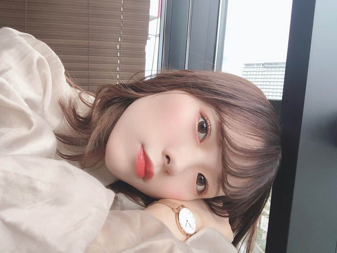 橋本紗奈さんのインスタグラム写真 - (橋本紗奈Instagram)「休日の朝はだいたいゴロゴロして午前中を過ごします☁️ . . Twitterに載せたけどインスタにも✨ . . #セルフィー #ヘアアレンジ #ヘアカラー #ヘアスタイル #巻き髪 #秋ヘア #秋服コーデ #ネイル #前髪アレンジ #秋メイク #秋服 #オリーブベージュ #ヘアカラートレンド」10月19日 21時08分 - hashimoto_sana