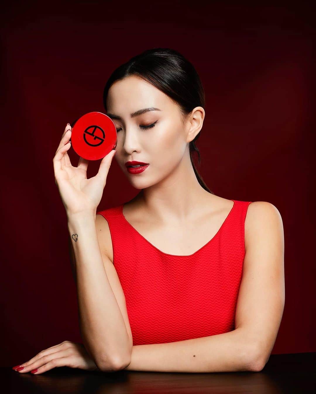 ソニアのインスタグラム：「It’s been a while since I got decked out in full on sensational red...but I gotta do my best to keep up with this sexy, sleek, iconic cushion compact🔥   My Armani To Go is great for buildable coverage and it’s so lightweight! I love the feeling of having “no makeup” makeup, and this one nails it, especially when I want a touch up any time of the day!   @armanibeauty #armanibeauty #sp」