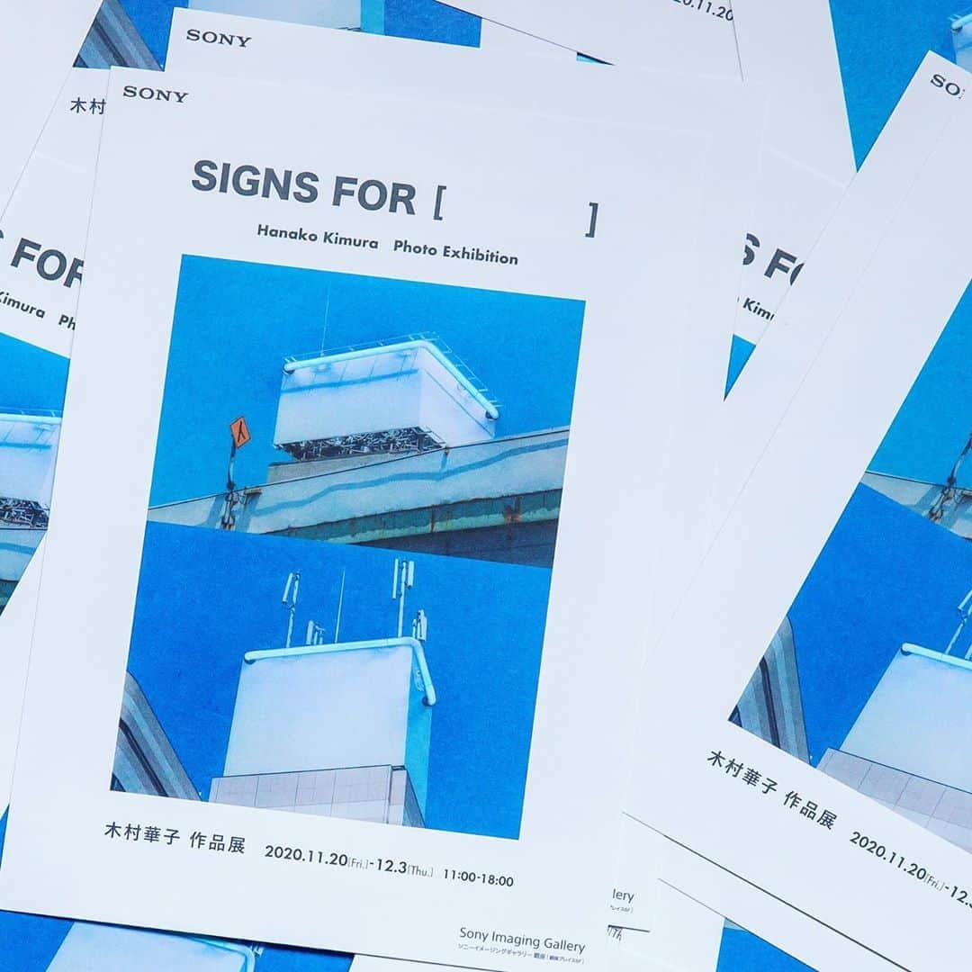 のインスタグラム：「【木村華子 個展のお知らせ】 "SIGNS FOR [ ]" 会期:2020.11/20(金) ‒ 12/3(木) 会場:ソニーイメージングギャラリー銀座 open 11:00〜18:00 会期中無休・入場無料 作家在廊期間11/20-23、11/28-30 ・ 11月20日〜12月3日まで銀座プレイス6階の、 ソニーイメージングギャラリーにて大型作品12点を一挙公開する個展を開催します。 今回出展するシリーズ"SIGNS FOR [ ]"のメインテーマは「意味があること/ないこと」の間のグレーゾーン。 また、それらがひとつのものの中に同時に成立するということと、遍く物事というものは「存在意義がある/ ない」に全く関わらず、 「ただ存在しているから存在しているのだ」ということを核に据えています。 ・ 新型コロナの影響で4月開催が延期されておりましたが、 ようやくこのタイミングで実施できる運びとなり大変有難く思っています。 UNKNOWN ASIA2018でグランプリを獲得した２年前よりも、 今の状態下でこそ作品の持つ力を一層強く引き出すことができるのではないかと感じています。 11/20-23と11/28-30は在廊予定ですので、是非お越しください。 (とは言え、まだまだ感染は終息しておりませんのでご無理はなさらず!!) ・ ・ ・ #photography #photo #photographer #photooftheday #art #artofinstagram #contemporaryart #fineart #fineartphotography #blue #neon #neonsign #sony #ginza #instaart #artist #ig_art #sonyimaginggallery #gallery #tokyo #現代アート #アート #銀座 #ソニー #写真 #現代美術 #展示 #個展 #ギャラリー #木村華子」