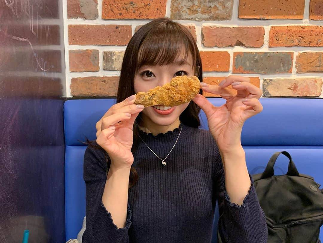 藤田舞美さんのインスタグラム写真 - (藤田舞美Instagram)「❁︎ 愛の不時着に出てくるオリーブチキン🍗✨ 空いている時間を狙って、食べに行ってきました〜‼️ * これがあのチキン…😍❤️と、も〜〜〜胸熱過ぎて、昨日ドラマの中で食べてるシーンを見返したから余計に興奮して、頼み過ぎて、食べ切れなくて、結局持ち帰りに😅 でもすっごーーーく嬉しかった₍₍ ◝︎(●︎˙꒳˙●︎)◜︎ ₎₎ しかも美味しいー🤤💕 衣がビックリする程カリカリサックサクで、軽くて、そして中の鶏肉自体の味付けも美味しい〜😍✨✨ 至福の時間でした💓 * 韓国行きたーーーい🇰🇷✨ * #オリーブチキン #オリーブチキンカフェ #bbqolivechicken ##フライドチキン #ヤンニョムチキン #オリーブチキンフィンガー #フライドポテト #生搾りレモネード #韓国チキン #韓国グルメ #韓国ドラマ #愛の不時着 #韓流好き 最近は #ハイバイママ 見てます♡」10月19日 21時20分 - maimifujita