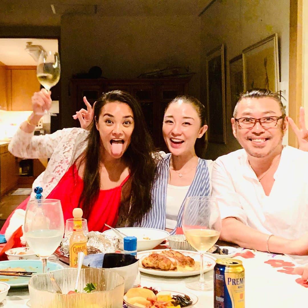 加賀美セイラのインスタグラム：「#LastDinner&Drinking #最後に友達と家呑み @ #OldHome  @ayumi__ito @shige710   #引越しって大変　#今年セイラ2回目  でこの1か月疲れた💦#思い出沢山あるけど ダンボール📦詰めたり、全部アルバム綺麗にしたり、12年住んだからゴミの量が凄いわけ😂 #100bagsOfGarbage after living here for 12years #WeAreOut   #BYEBYEOLDSWEETHOME  Into a #LovelyNewHome♥️🎆 #新居最高」