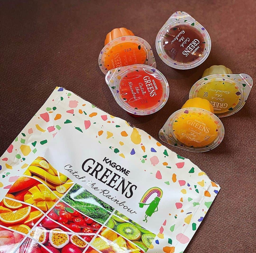 のインスタグラム：「・ 10/16に阪急うめだ本店地下一階にオープンした、"KAGOME GREENS Catch the Rainbow🌈" ・ 阪急百貨店うめだ本店とカゴメがコラボした新商品“食べるスムージー”🥕🥦🥬 "いつでもどこでも野菜をおいしく摂れる"というコンセプトのひと口サイズの野菜&果実のスイーツ💕 ジュレのような食感で、甘味料不使用、無添加なのも嬉しいし、味も美味しく食べやすかったです‼️ ・ 店頭に野菜摂取量がチェックできる"ベジチェック"という機械があって、折角なのでやってみたら、この日の1番の数値やったらしく地味にめちゃ嬉しかった🤣💕 というのも、私、お野菜(特に生野菜)めっちゃ好きで実は毎日お野菜めっちゃ食べてます 笑 なので、この食べるスムージーもリアルにすごく気に入ってます♡ 皆さん、是非行ってみてください👌手土産にも喜ばれると思います👍 __________________________ #KAGOMEGREENS #KAGOME #食べるスムージー #ベジチェック #ベジスイーツ #pr#阪急うめだ本店  #カゴメグリーンズ #カゴメ」