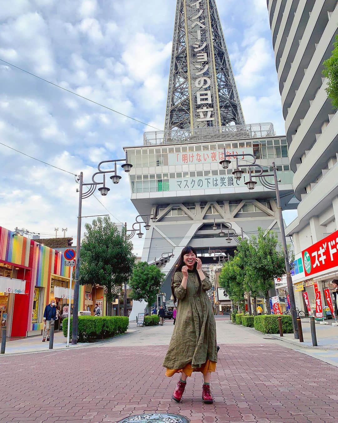 小田飛鳥のインスタグラム：「大大大好きなご夫婦と大阪へ❣️ 大好きなんだぁ……大阪 梅田の地上がどんどん開発されてるのに地下は渋いお店が沢山あったり、新世界や西成の昭和な雰囲気も大好き…… 露天神社はいつも引き寄せられてしまいます⛩」
