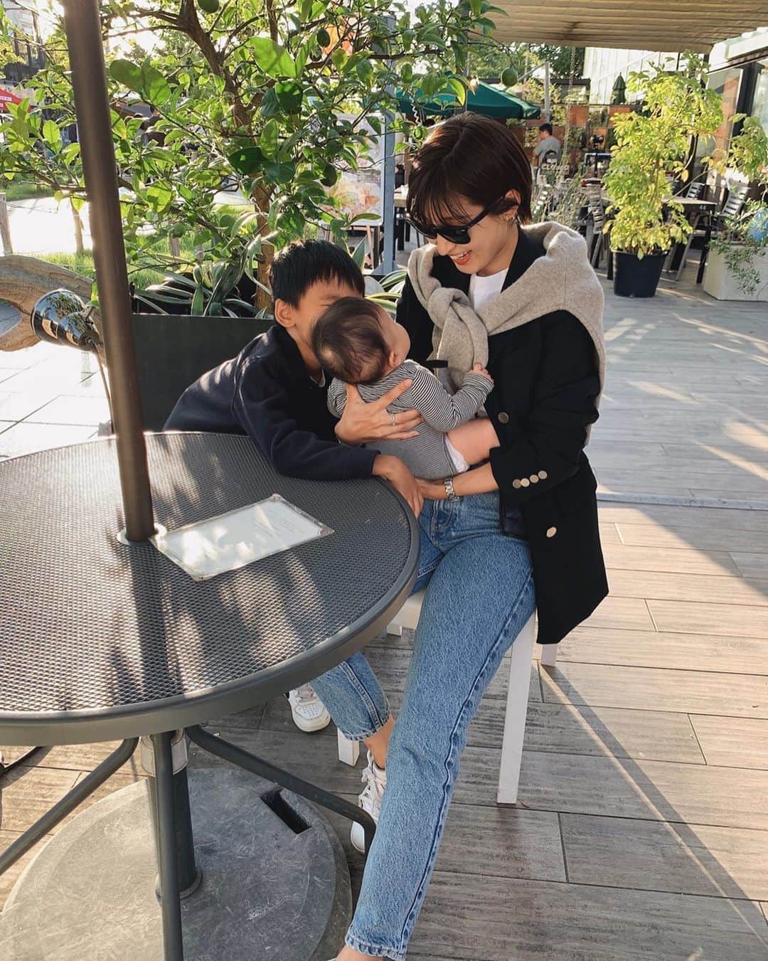 のインスタグラム：「いつかの ・ テラス席が気持ちよかった日♡ ・ インスタの更新も私生活ものんびりしてたら、急激に寒くなってきたので😂慌てて子ども達の冬服やベビーカバーなど色々購入🏃‍♀️💭 ・ そろそろ離乳食準備も進めなきゃな👶🏻！ ・ ・ ・」