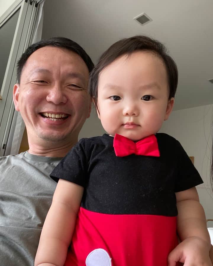 MOMOツインズのインスタグラム：「For the hundredth time I say it’s DADA not PAPA!!   #babyalwayswins #fiestyone」