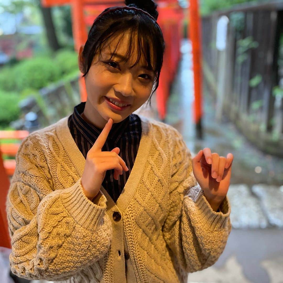 二葉エマさんのインスタグラム写真 - (二葉エマInstagram)「今日は連投すみません！  8月ぶりに根津神社にお参りに行きました！  相変わらず鳥居の迫力がすごいですね！😳  伏見稲荷にも行ってみたくなりました！  何を参拝したかは秘密です🤫💕  #ポートレート#ポートレート撮影 #根津神社#雨の日 #アイポケ#ライフプロモーション #AV女優#二葉エマ」10月19日 21時18分 - futaba_ema