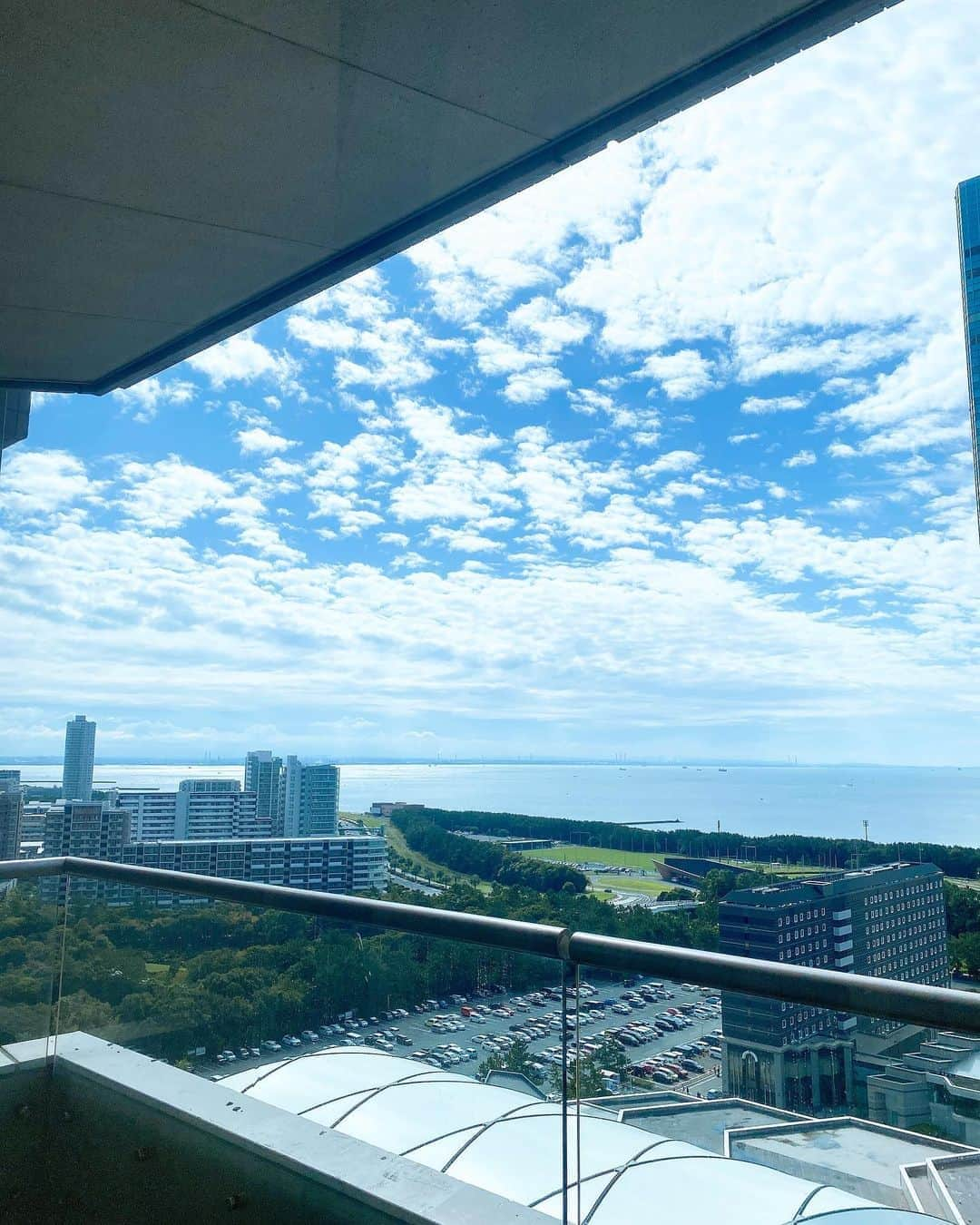 Isakoさんのインスタグラム写真 - (IsakoInstagram)「ホテルニューオータニ幕張🏩💓 　 土日にお邪魔した @hotel_newotani_makuhari さん💫 バルコニースイートにお泊りしました💕 　 　 バスルームからも、お部屋の大きな窓からも海が見えてとっても癒されました🏝 　 　 着ているパジャマは @emiriawiz_official のもの👗💓 ドレスみたいで可愛いの😊💫 　 　　 ホテルのパティスリーのスーパーモンブランもとっても美味しかった💕🌰通常のモンブランの約3倍もの大きさでなんと、１つ3000円もするの🤣🙏　 　  　 　 　 #ホテルステイ#ホテル巡り#ホテル好き#ニューオータニ#ホテルニューオータニ#ホテルニューオータニ幕張#ネグリジェ#パジャマ#ニューオータニ幕張#hotelnewotani#hotelnewotanimakuhari#PR」10月19日 21時23分 - ichaaako