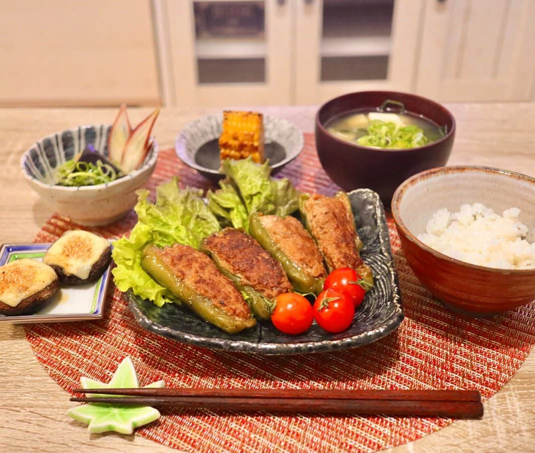 下田奈奈さんのインスタグラム写真 - (下田奈奈Instagram)「*﻿ いつかの和食ご飯🌾﻿ ﻿ ﻿ ~~~~~~献立~~~~~~﻿ ✔︎ピーマンの肉詰め﻿ ✔︎しいたけのチーズまよオーブン焼き﻿ ✔︎ナスの揚げ浸し﻿ ✔︎焼きとうもろこし﻿ ✔︎豆腐と油揚げとワカメのお味噌汁﻿ ~~~~~~~~~~~~~~~ ﻿ ﻿ ﻿ ピーマンの肉詰めってサッパリしてて美味しくて﻿ パクパクいくらでも食べられちゃいますよね😋💚﻿ ﻿ 珍しく秋の味覚しいたけの副菜も🍂🍁﻿ ﻿ ﻿ ﻿ ﻿ #和食ご飯 #おうちごはん #お家ごはん #お家ご飯 #ピーマンの肉詰め #しいたけ料理 #デリスタグラム #デリスタグラマー #キッチングラム #ランチョンマット #francfranc #和食器 #秋ご飯 #茄子の揚げ浸し #ビストロオーブン #焼きとうもろこし #奈奈メシ」10月19日 21時26分 - shimodanana