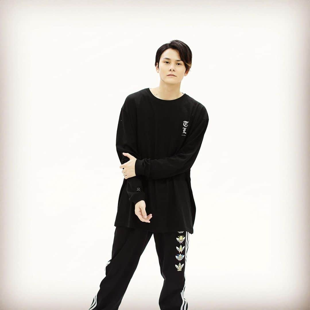 Lead【公式】さんのインスタグラム写真 - (Lead【公式】Instagram)「【"Lead Upturn 2020 ONLINE LIVE ～Trick or Lead～"Official Goods】﻿﻿ ﻿﻿ ・リフレクターロングTシャツ　（S/M/L/XL）￥4,500﻿ 敬多着用サイズ：XL﻿ ・お化けりーどっくポーチ ￥2,800﻿ ﻿ オンラインにて販売中！﻿ ※ライブ当日10/30までのお受け取りご希望の場合：最遅で10/22(木)までご注文ください（お支払い方法により異なりますので詳しくは通販ページにて）﻿ ﻿﻿ 購入🔗はハイライト[10.30]から﻿ ﻿﻿ #TrickorLead #Lead」10月19日 21時38分 - lead_staff