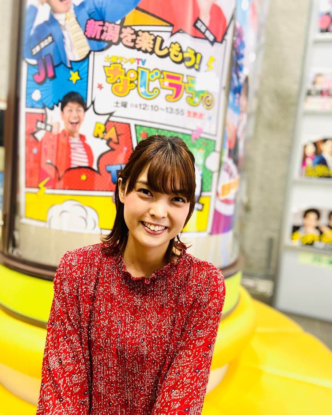 のインスタグラム：「﻿ 先日のBSN「なじラテ。」出演時。﻿ 衣装は古着です。﻿ もうすっかり寒くなったので、﻿ 黄色のタイツ合わせましたー。﻿ もう少し涼しければ、﻿ 靴下にする予定でした。﻿ Kaedeはこの手のワンピ絶対似合う。﻿ いっすねー山脇さんと、﻿ BSN麦島アナと。﻿ ﻿ #Negicco﻿ #Kaede﻿」