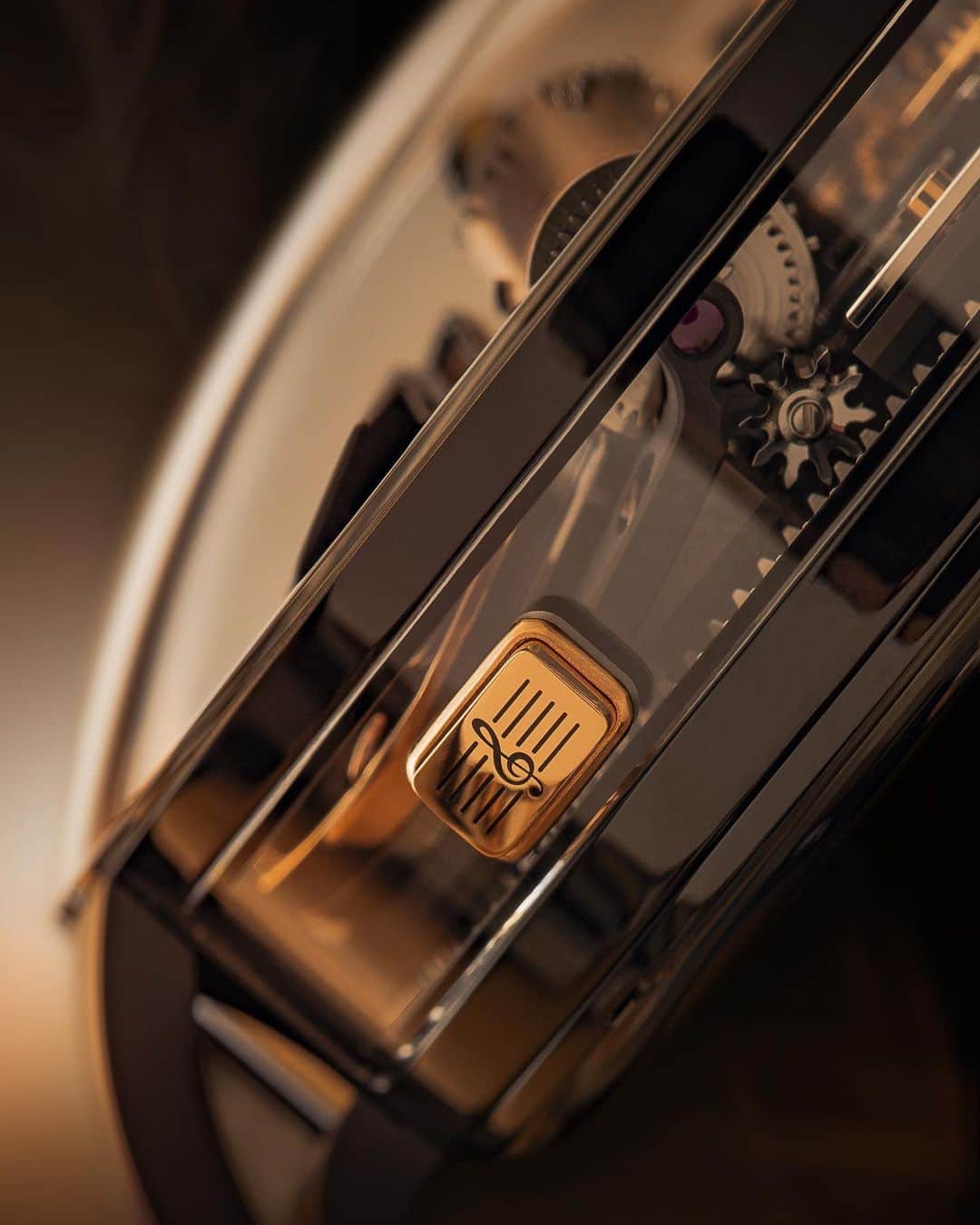 Daily Watchさんのインスタグラム写真 - (Daily WatchInstagram)「This Jacob & Co timepiece plays the Godfather melody (put your sound on). It happens 100% mechanical with the rotation of two cylinders against 2 combs (36 teeth in total) playing a melody of 120 notes. I love the detail with the miniature Godfather figure at the center of the movement 🔍 Well done @jacobandco #Masterpiece」10月19日 21時32分 - dailywatch