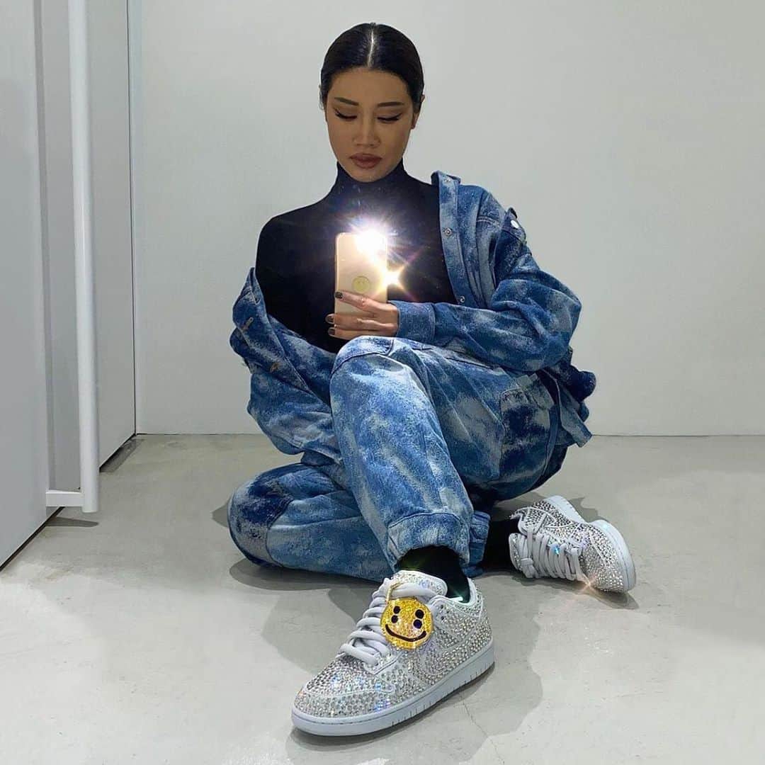 HYPEBEASTさんのインスタグラム写真 - (HYPEBEASTInstagram)「@hypebeastkicks: @yoon_ambush offers another look at the upcoming @cactusplantfleamarket x @nike Dunk Low. The light gray monochromatic shoe has been embellished from heel-to-toe with rhinestone crystals, and YOON’s pair comes accented by an equally bejeweled lace accessory that comes in the shape of CPFM’s signature four-eyed smiley face. It’s currently rumored to release sometime during the Holiday 2020 season but pricing information has not yet surfaced, so stay tuned.⁠⠀ Photo: YOON Ahn」10月19日 21時33分 - hypebeast