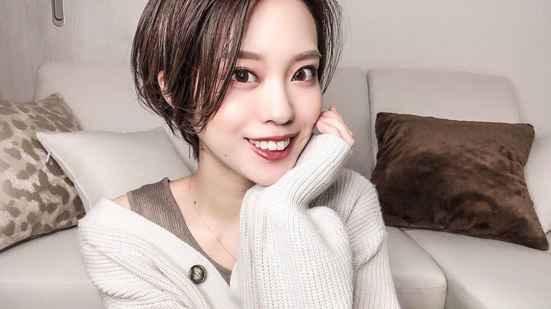 荒川知美(Arakawa Tomomi) のインスタグラム：「.﻿ なあもしかして秋ってもう終わった？🍁﻿ 秋一番好きやのに一瞬で過ぎ去った・・？🍁﻿ ﻿ 急に寒くなって着る服困るし﻿ 買った秋服出番なさすぎるまま﻿ 冬になってしまう悲しい😿﻿ ﻿ ところで普段写真撮らなすぎて﻿ YouTubeサムネ用の自撮りしかないから﻿ インスタのフィードが自分ばっかになる😂﻿ インスタって何載せたらいいんやろな？💭﻿ ﻿ YouTubeで色々質問答える動画を﻿ アップしてるのでまだの方は是非見てください💟﻿ ﻿ #セルフィー #ショートヘア #ショート #ハンサムショート #自撮り #秋メイク #ブラウンリップ」