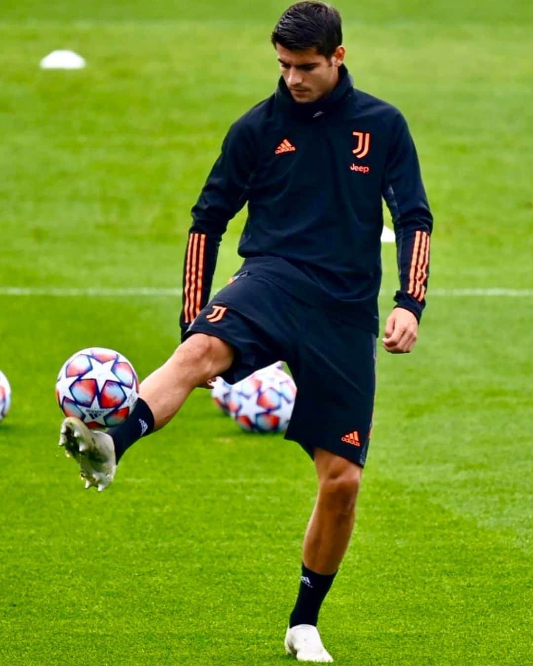 アルバロ・モラタのインスタグラム：「@championsleague is back. ⚪️⚫️」