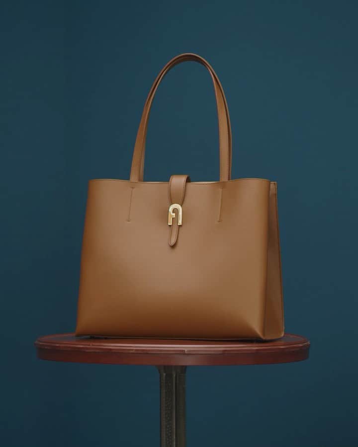 フルラのインスタグラム：「Secret messages continue. The Furla Sofia L Tote catches @gretaferro’s curiousity this FW20.   Creative Direction: Magnus Berger & Tenzin Wild @thelast_universe Photographer Director: @giampaolosgura Stylist: @sissy.vian Hair Stylist: @francogobbi1 Make up: @cosettagiorgetti  #thefurlasociety #furlafeeling #newcollection #furla #accessories #fashion」