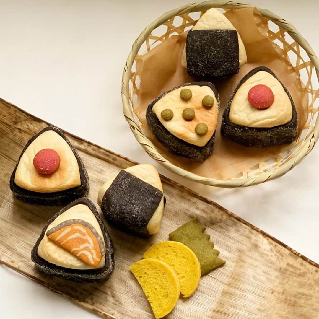 Ranさんのインスタグラム写真 - (RanInstagram)「. . Onigiri BREAD!🍙 Does it look like rice ball?  No, this is bread.😚 . . . おにぎりの#メロンパンdeコッタ と 沢庵のパン♩ . お寿司をにぎったら、 おにぎりもにぎりたくなったので😁 . . . #bread #kawaii #kawaiifood #baker #onigiri #onigiriaction #riceball  #picnicday #japanesefood #japan #sweets #breakfast #パン #手作りパン #メロンパン #菓子パン #パン作り #おにぎり #おにぎりアクション #おにぎり弁当 #おにぎりの具 #竹かご #焼鮭 #塩鮭 #梅干し #沢庵 #漬物 #パン教室 #konel」10月19日 21時46分 - konel_bread