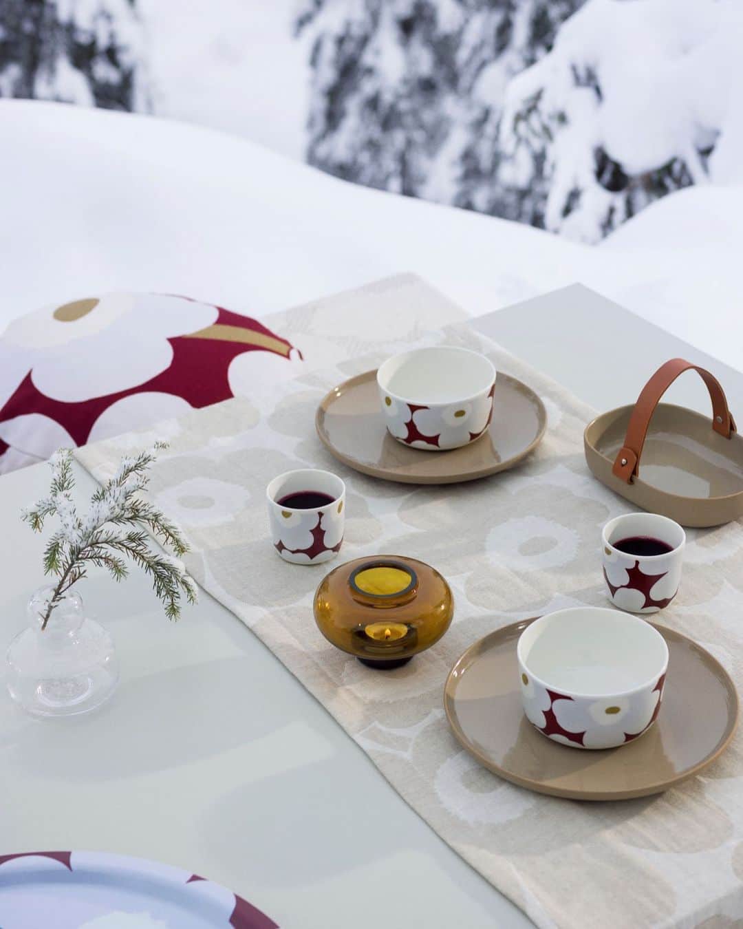 マリメッコのインスタグラム：「Give your home a sense of the new season with our modern classic, the Oiva (superb) series, featuring the Unikko (poppy) pattern in a charmingly wintry color palette.   Explore the new arrivals at marimekko.com and in-store. #marimekko」