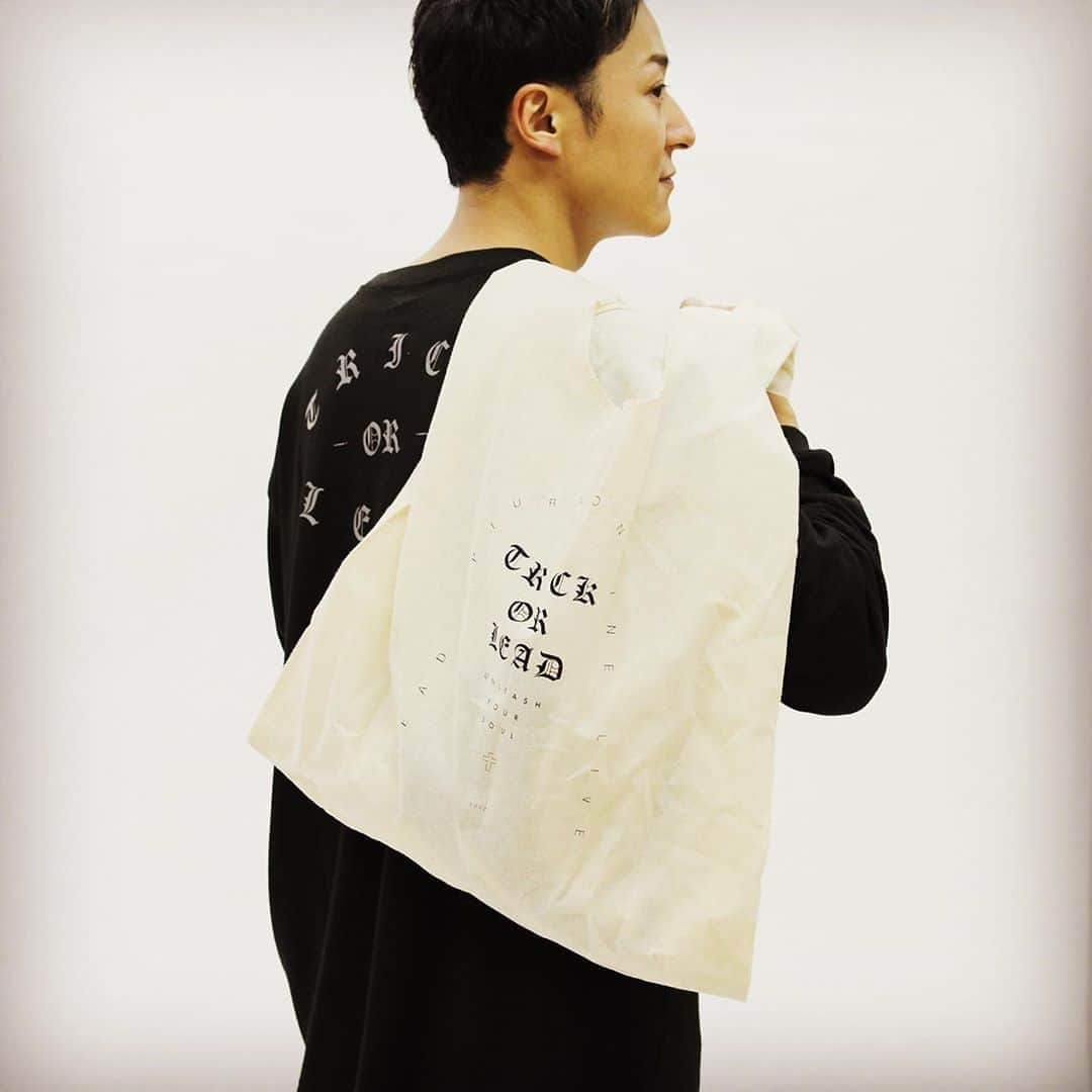 Lead【公式】さんのインスタグラム写真 - (Lead【公式】Instagram)「【"Lead Upturn 2020 ONLINE LIVE ～Trick or Lead～"Official Goods】﻿﻿ ﻿﻿ ・リフレクターロングTシャツ　（S/M/L/XL）￥4,500﻿ 着用サイズ：伸也 2XL/敬多 XL/輝 2XL　（2XLの販売はございません）﻿ ・トートバッグ　￥1,500﻿ ﻿ オンラインにて販売中！﻿ ※ライブ当日10/30までのお受け取りご希望の場合：最遅で10/22(木)までご注文ください（お支払い方法により異なりますので詳しくは通販ページにて）﻿ ﻿﻿ 購入🔗はハイライト[10.30]から﻿ ﻿﻿ #TrickorLead #Lead」10月19日 21時40分 - lead_staff